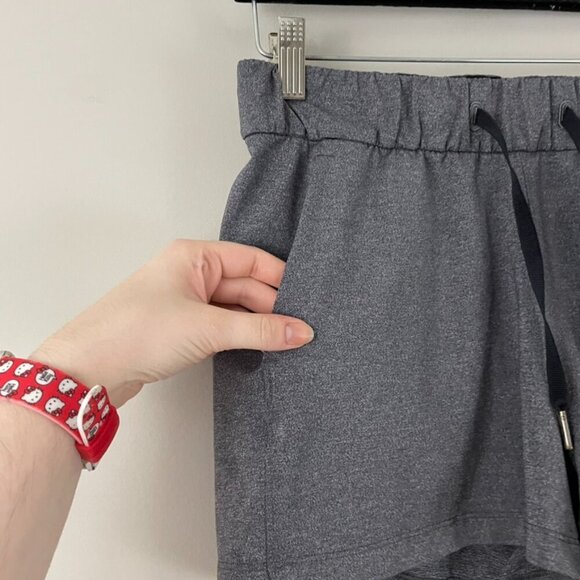 Lululemon On The Fly Shorts in Heathered Black Luxtreme Size 4 - Picture 5 of 5